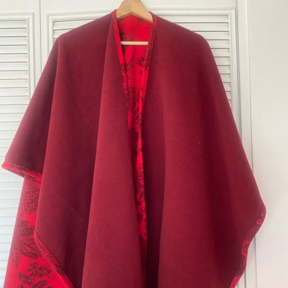 Red Floral Print Wrap Cape - Picture 2 of 2
